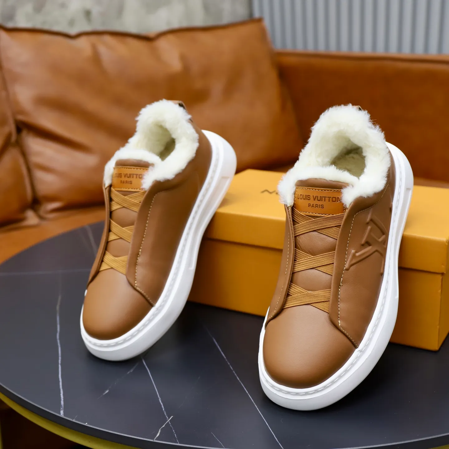 Ex-factory price: 500💰🙅‍♂️🙅‍♂️🙅‍♂️ Brand: LV Louis Vuitton Standard code: 38-44 (45 customized) Grade: Same as the official website Material: Original cowhide fabric Comfortable and warm wool lining Increased lightness, wear-resistant and soft outsole Style category: Men's fashionable casual shoes Running sneakers Distinguished luxury brand elements Top luxury Color: actual picture color
